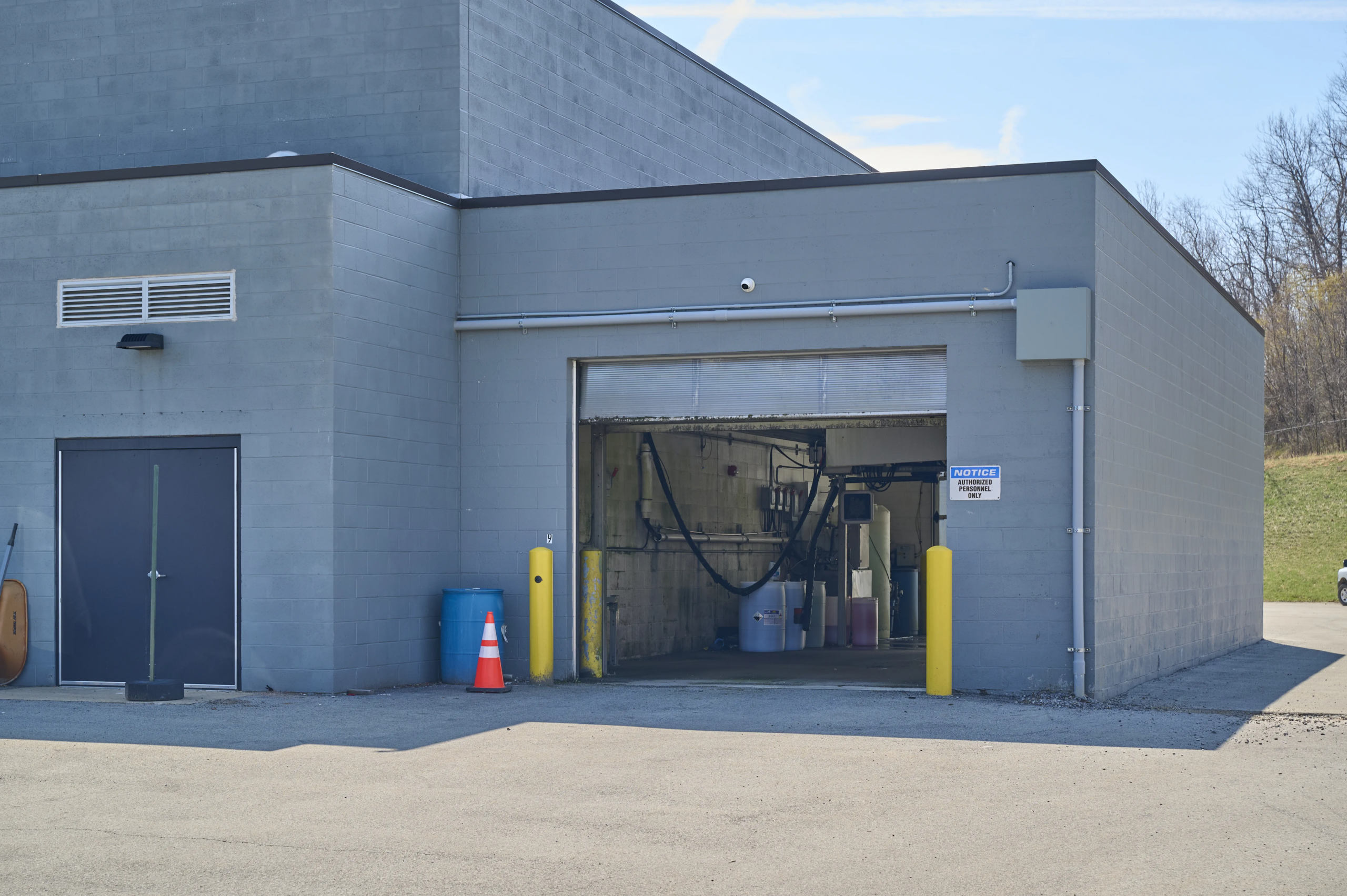 Wash bay at auto dealership